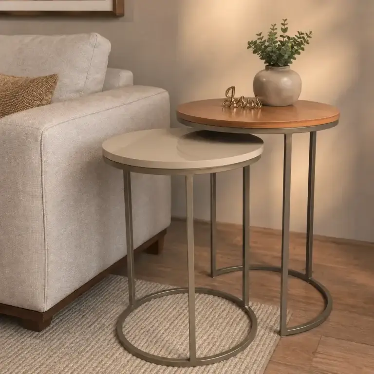 Duo de mesas laterais com estrutura metálica champanhe e tampo em MDF Off White em ambiente com decoração moderna.