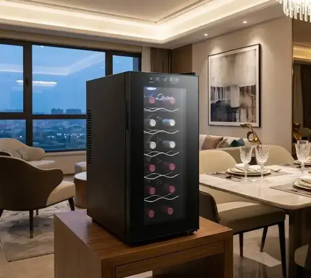 Adega climatizada Midea 12 garrafas em ambiente moderno