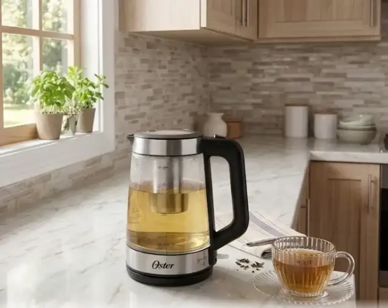 Chaleira elétrica Oster Tea 1,8L com infusor em cozinha moderna